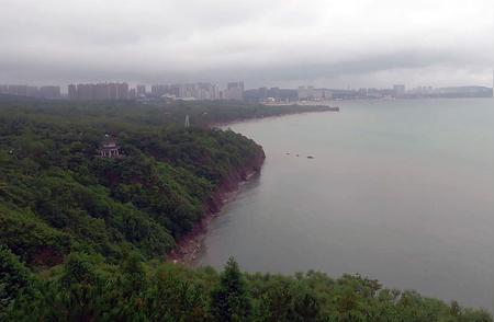 葫芦岛市美丽海滨背后的传说：龙回头与乾隆皇帝的流连故事