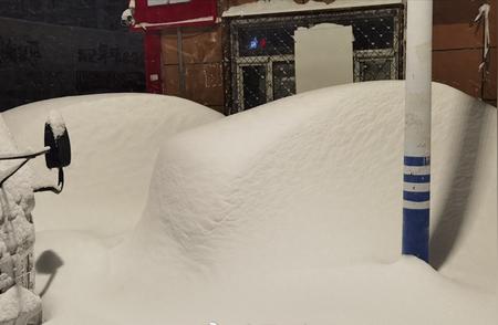 鹤岗遭遇罕见大雪，城市被封锁！积雪深度刷新纪录。