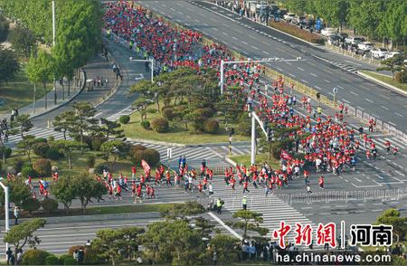 安阳马拉松赛：万名爱好者激情奔跑