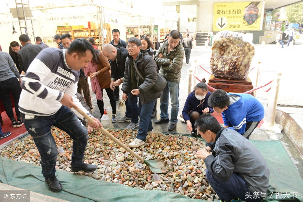 太便宜了吧！10元钱10个玛瑙，20元一只翡翠镯子，6元1斤松花石